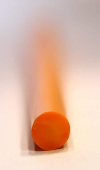 Glasstab in hellem Orange